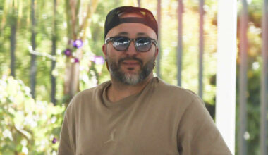 abierta al salón, muy versátil y con muebles en negro mate