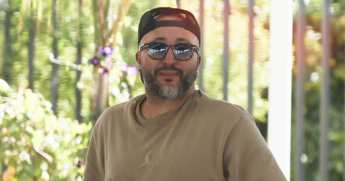 abierta al salón, muy versátil y con muebles en negro mate