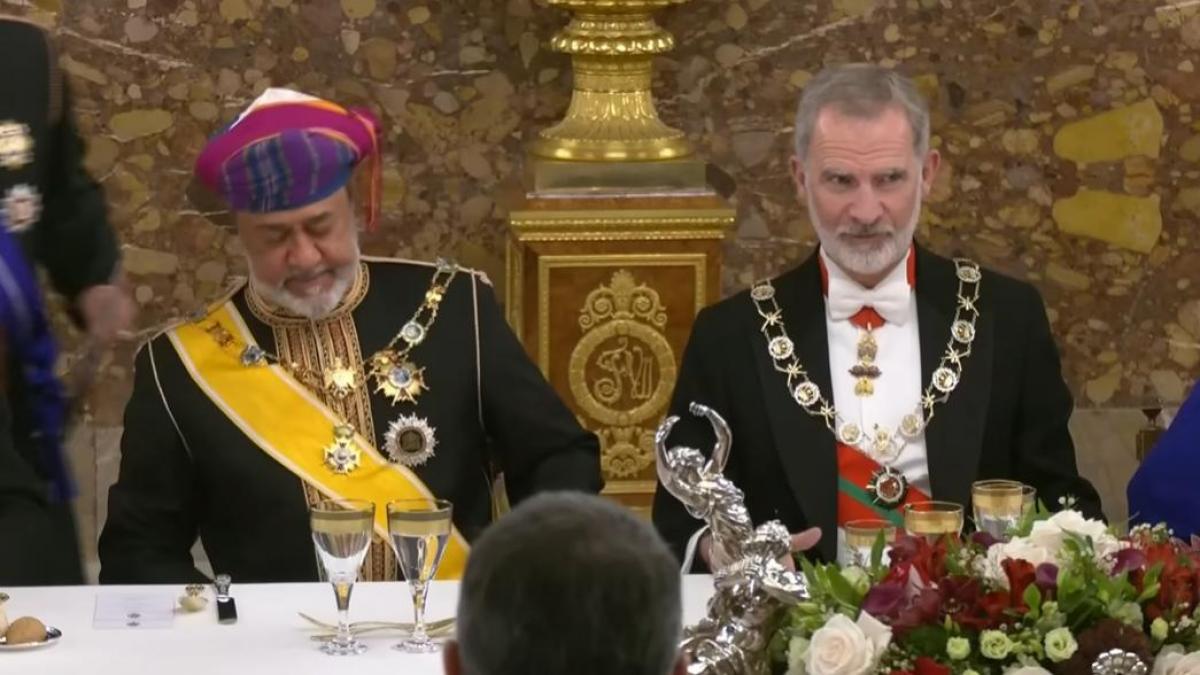 Esta imagen de Felipe VI y el sultán de Oman llama poderosamente la atención por un detalle: ha pasado más veces