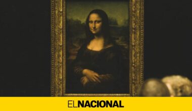 dos jóvenes cuelgan su foto en la sala de 'La Gioconda'