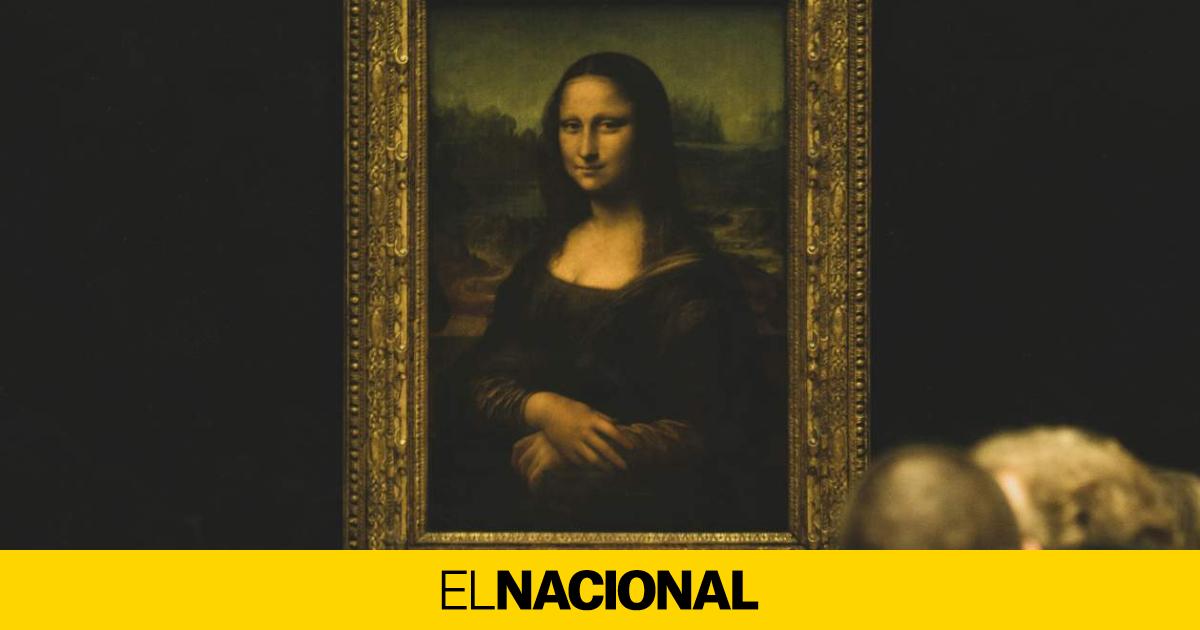 dos jóvenes cuelgan su foto en la sala de 'La Gioconda'