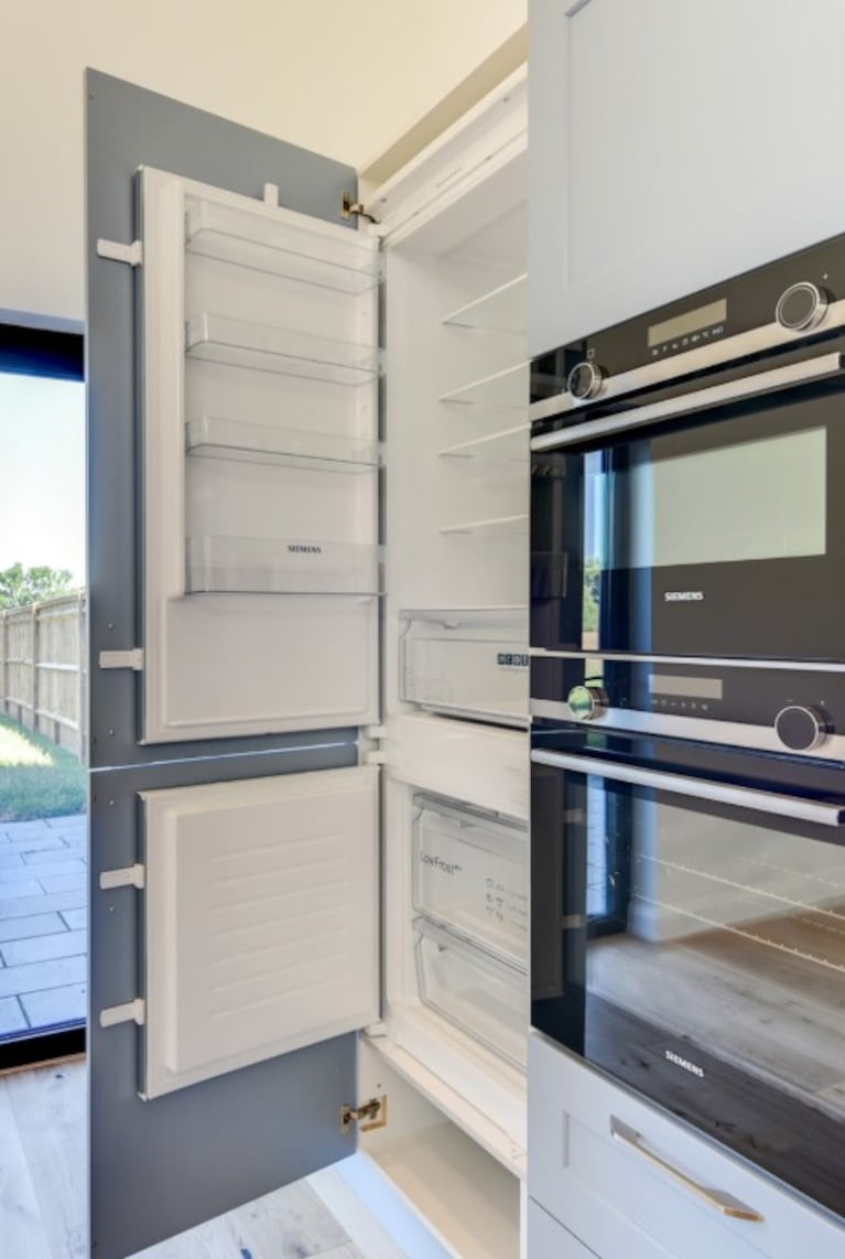 La heladera puede esconderse con paneles idénticos a los del resto de muebles de cocina. Foto: Pinterest