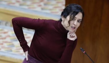 Ayuso dice que la televisión pública tiene un 'estilo chavista' y Sarah Santaolalla responde tajante