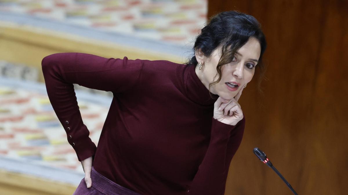 Ayuso dice que la televisión pública tiene un 'estilo chavista' y Sarah Santaolalla responde tajante