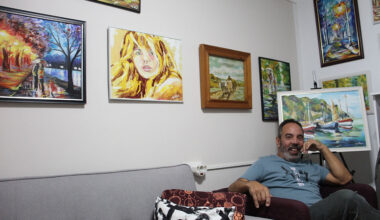 Gelu, rodeado de algunas obras en el rincón que se ha preparado para pintar ahora que tiene más tiempo. / B. Severino