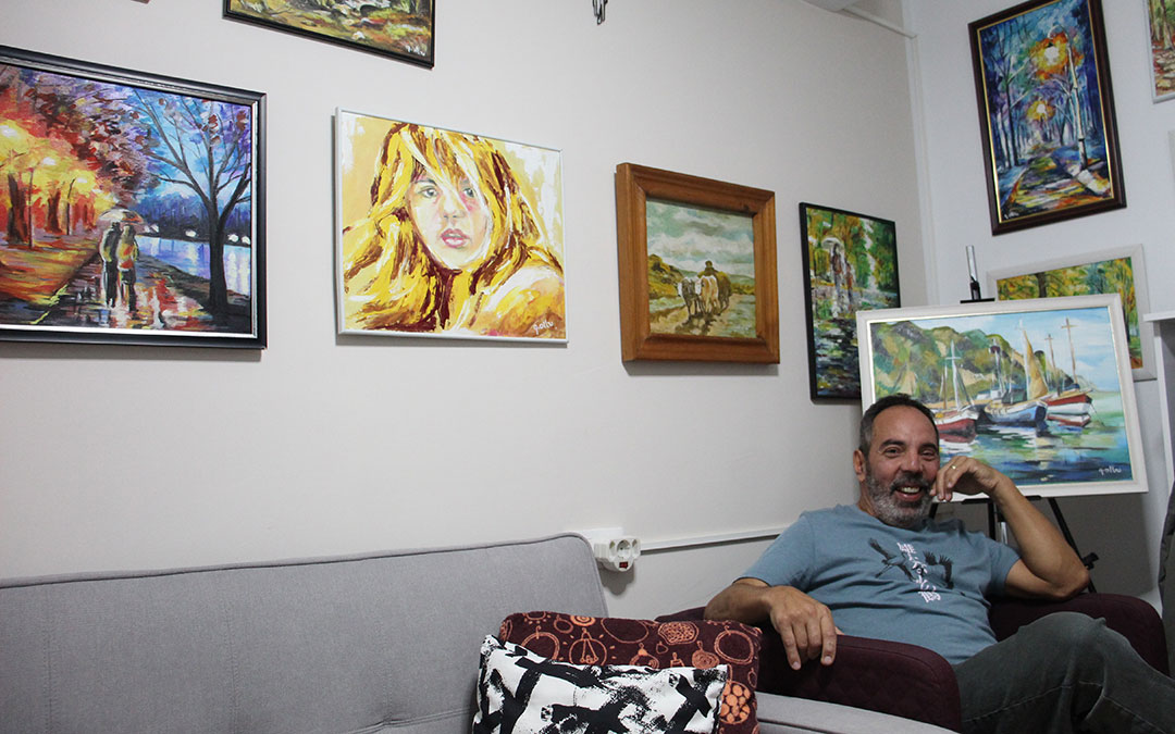 Gelu, rodeado de algunas obras en el rincón que se ha preparado para pintar ahora que tiene más tiempo. / B. Severino