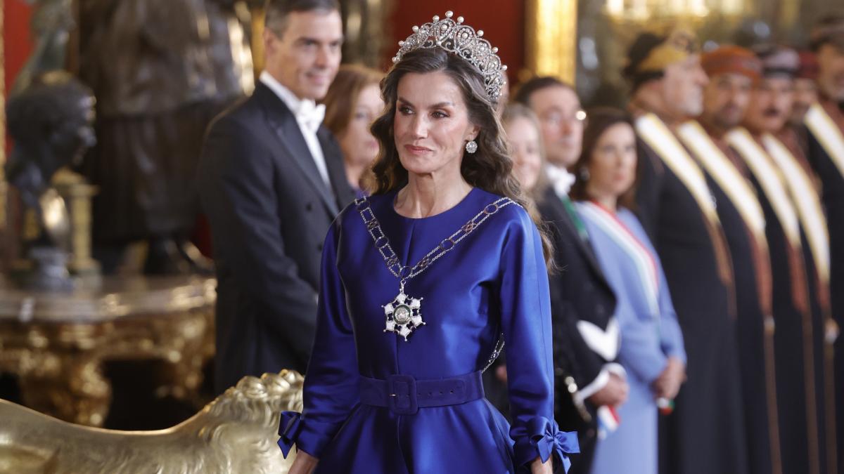 La reina Letizia apuesta por lo seguro con la tiara y el vestido, pero sorprende con un detalle en la cena de gala por la visita de Estado del sultán de Omán