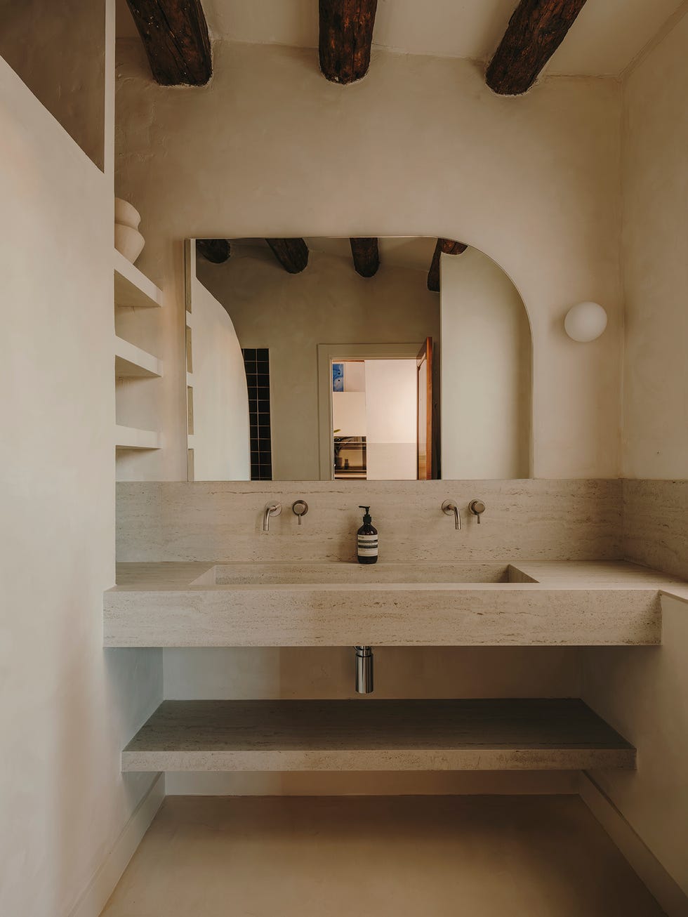 una casa con vigas y decorado en blanco en el born de barcelona una casa con vigas y decorado en blanco en el born de barcelona