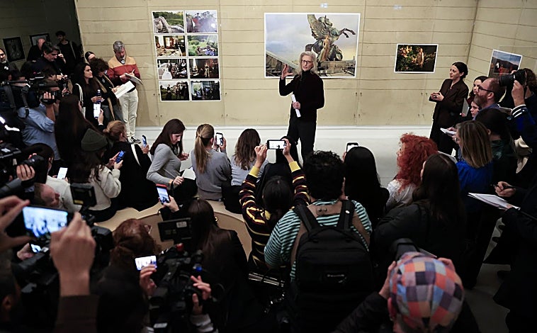 Imagen principal - Arriba, Annie Leibovitz, en la multitudinaria rueda de prensa de este viernes en su exposición. Sobre estas líneas, a la izquierda, los retratos que hizo de Felipe VI y Doña Letizia, en una pantalla. A la derecha, algunas imágenes que tomó en 1975 durante una gira de los Stones, a los que siguió durante tres meses