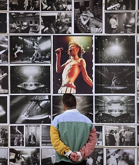 Imagen secundaria 2 - Arriba, Annie Leibovitz, en la multitudinaria rueda de prensa de este viernes en su exposición. Sobre estas líneas, a la izquierda, los retratos que hizo de Felipe VI y Doña Letizia, en una pantalla. A la derecha, algunas imágenes que tomó en 1975 durante una gira de los Stones, a los que siguió durante tres meses