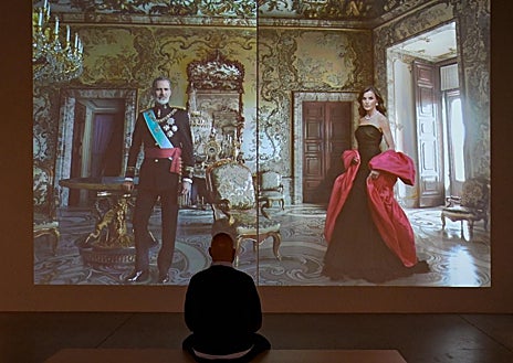 Imagen secundaria 1 - Arriba, Annie Leibovitz, en la multitudinaria rueda de prensa de este viernes en su exposición. Sobre estas líneas, a la izquierda, los retratos que hizo de Felipe VI y Doña Letizia, en una pantalla. A la derecha, algunas imágenes que tomó en 1975 durante una gira de los Stones, a los que siguió durante tres meses