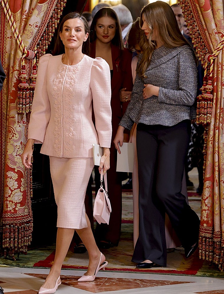 La Reina Letizia con un elegante conjunto de Carolina Herrera.