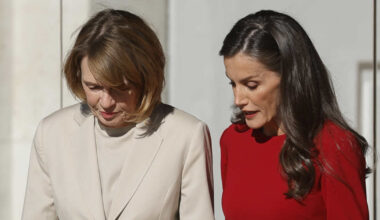 Letizia, la reina del invierno con capa y un imponente vestido rojo en la bienvenida con honores al presidente de Alemania