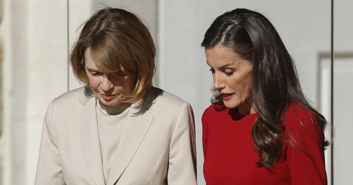 Letizia, la reina del invierno con capa y un imponente vestido rojo en la bienvenida con honores al presidente de Alemania