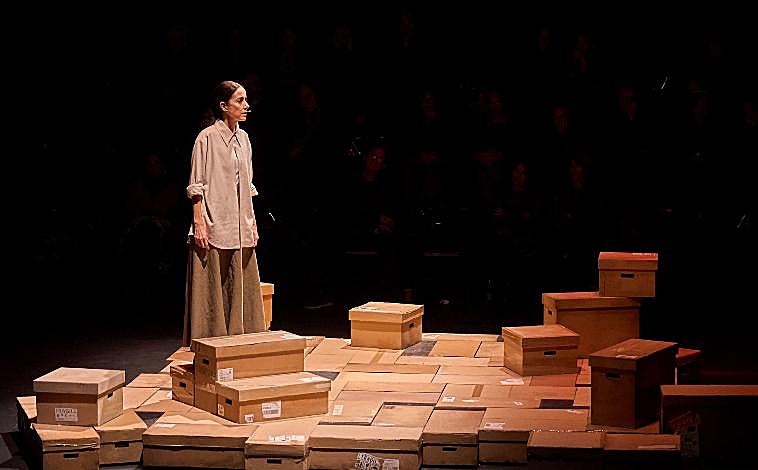 Imagen principal - Sobre estas líneas, Cecilia Suárez como Liliana Rivera Garza en 'El invencible verano de Liliana'. Abajo, la actriz y la escritora Cristina Rivera Garza