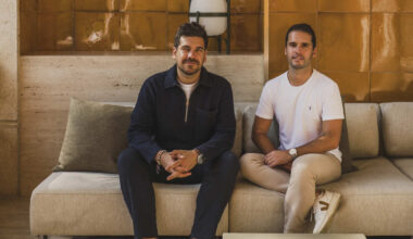 "Construir con color no es solo usarlo; es integrarlo como un material arquitectónico que modela y emociona"