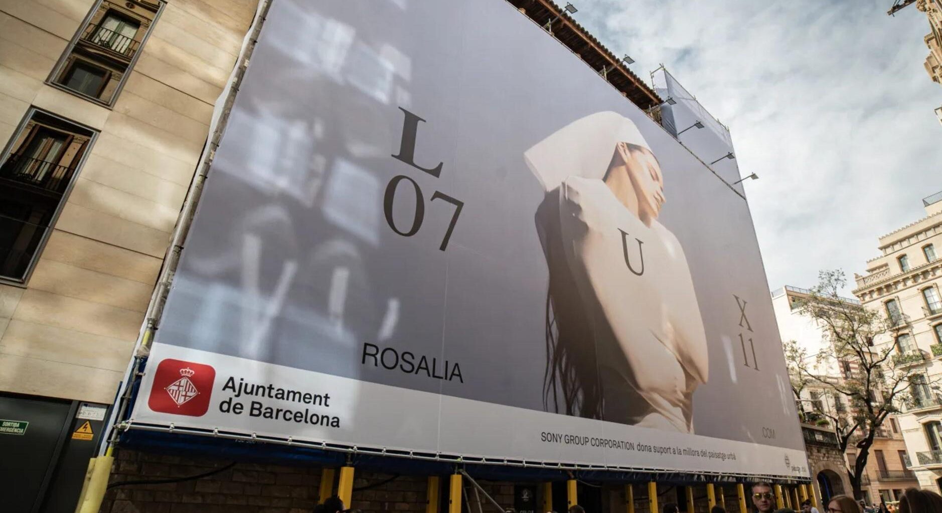 Así es la lona de presentación de Lux, el nuevo disco de Rosalía, en Barcelona