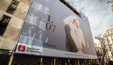 Así es la lona de presentación de Lux, el nuevo disco de Rosalía, en Barcelona