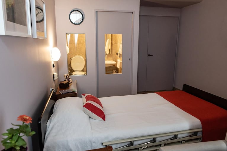 Los baños están pensados para ser visibles desde la cama, con iluminación directa sobre el inodoro para estimular su uso. (Foto: gentileza Manantial)