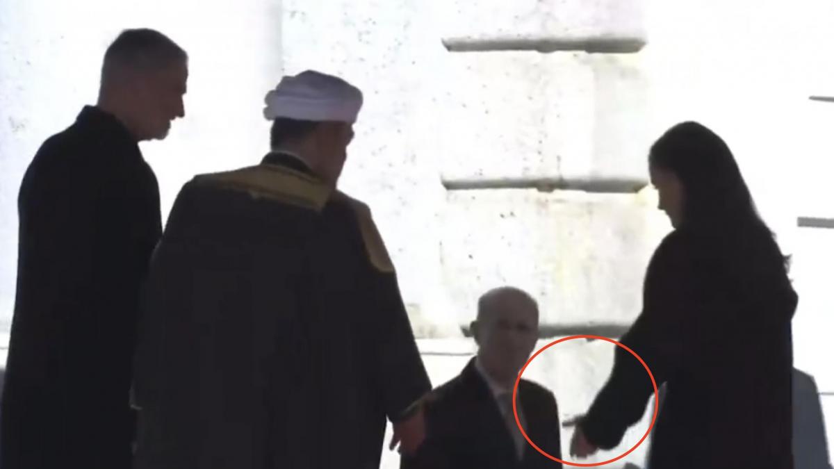 la reina, 'con cierta reserva', acaba cediendo con cortesía