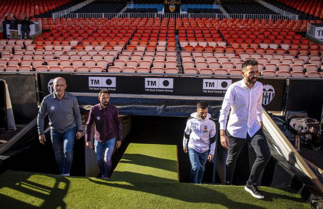 Los entrenadores y capitanes del derbi valenciano posan en Mestalla. (Foto: VCF)