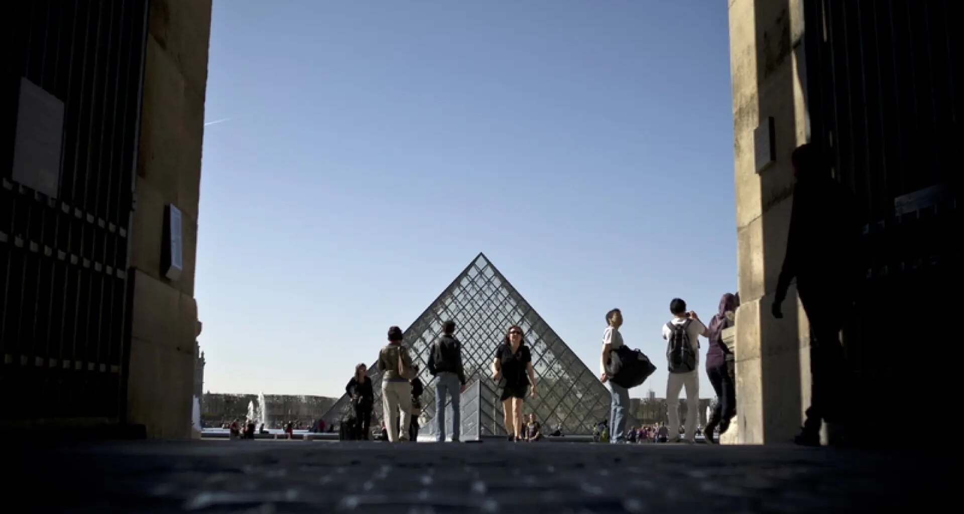 Dos belgas burlan la seguridad del Louvre y cuelgan un cuadro suyo en la sala de La Gioconda