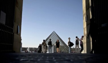 Dos belgas burlan la seguridad del Louvre y cuelgan un cuadro suyo en la sala de La Gioconda