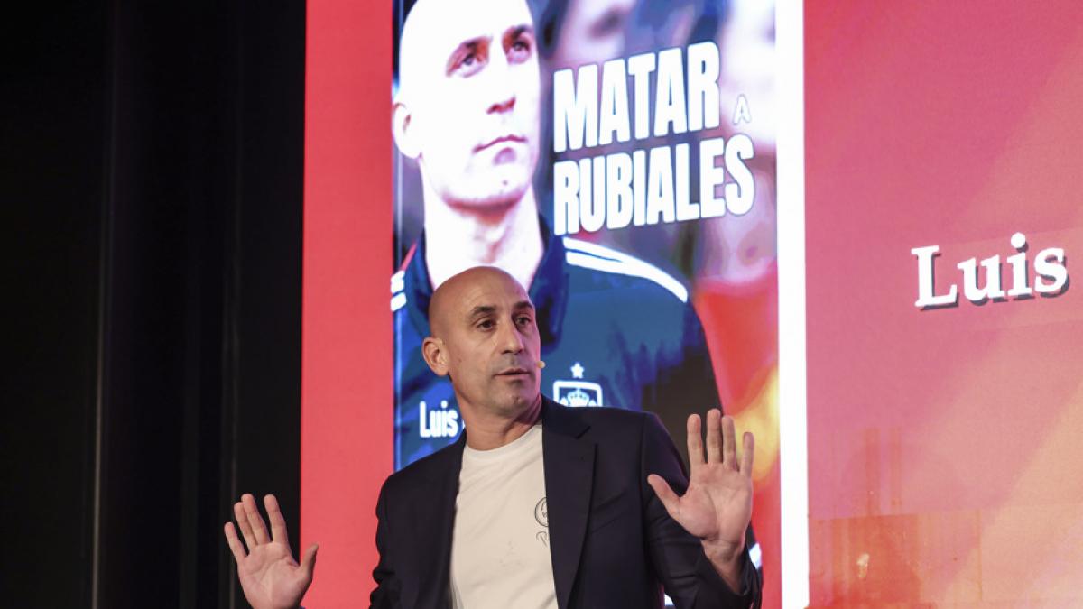 Un tío de Luis Rubiales, detenido tras intentar agredir al expresidente de la RFEF durante la presentación de su libro
