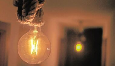 El precio de la luz cae en picado este sábado con cinco tramos por debajo de los 0 euros/MWh: las mejores horas para enchufar los electrodomésticos