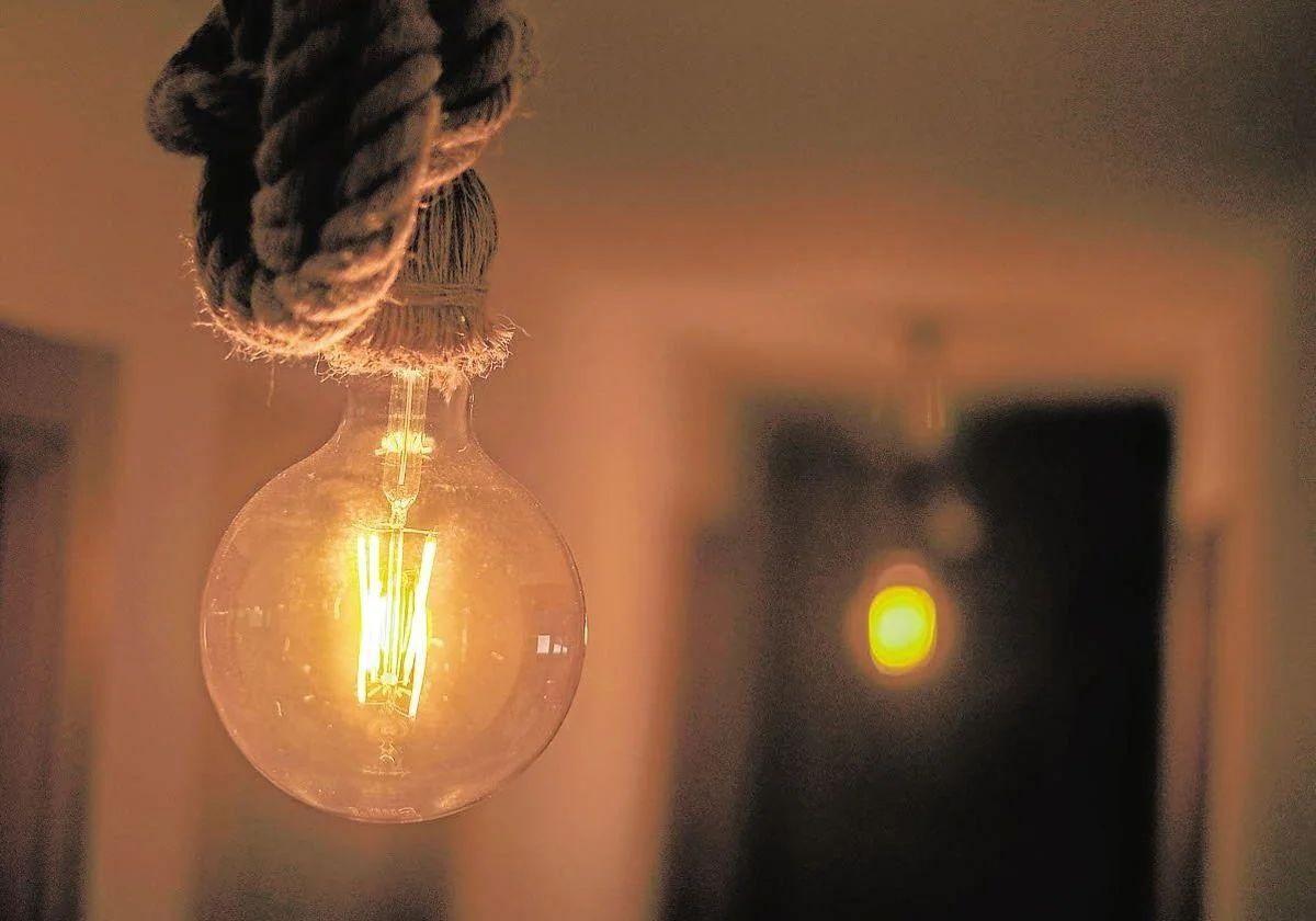 El precio de la luz cae en picado este sábado con cinco tramos por debajo de los 0 euros/MWh: las mejores horas para enchufar los electrodomésticos