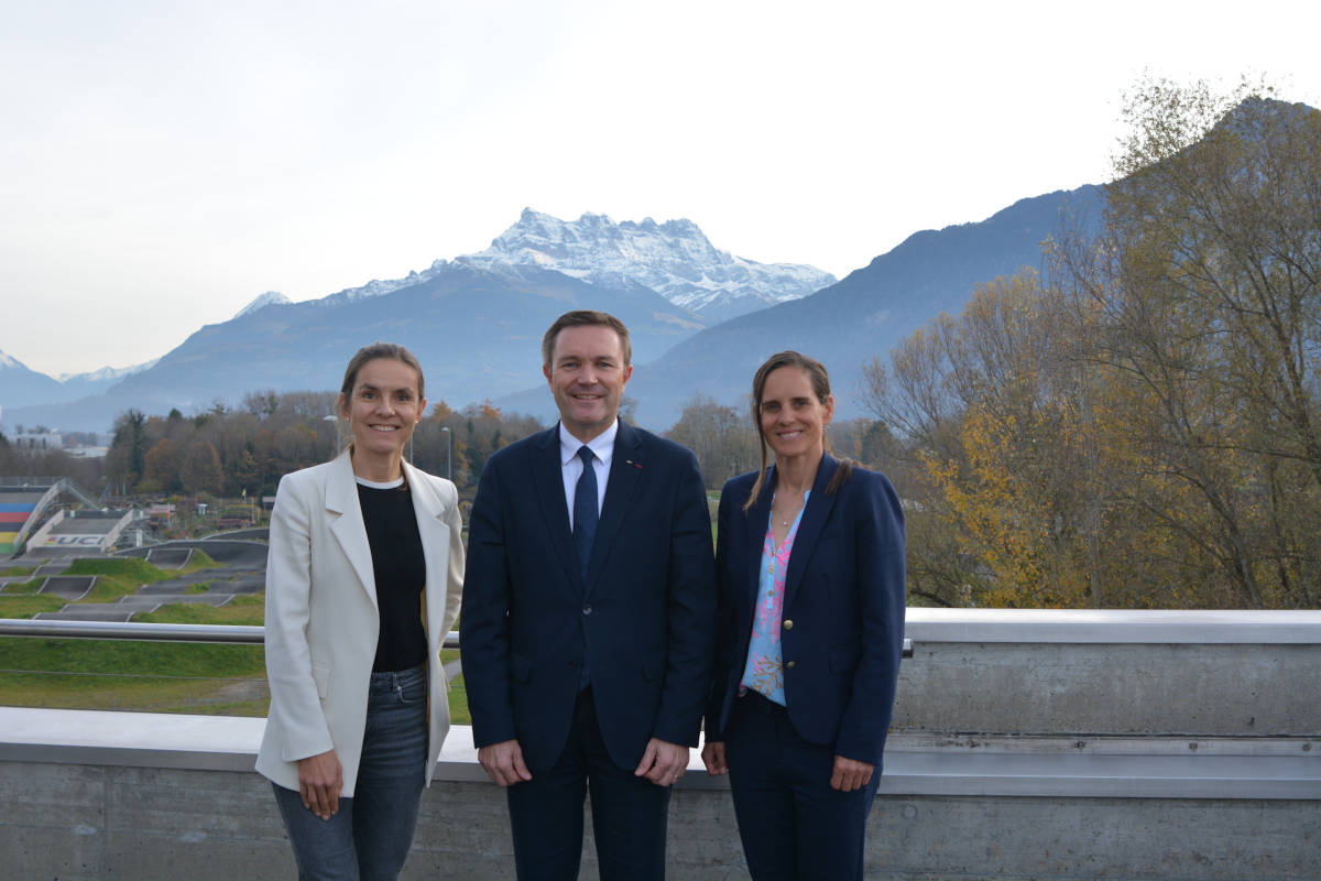 Maja Wloszczowska, David Lappartient y Katerina Nash. Imagen: UCI