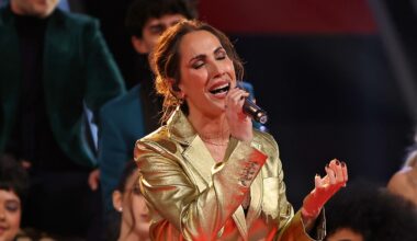 Malú canta con los dieciséis talents la cabecera de Sueños de libertad en una noche especial de La Voz
