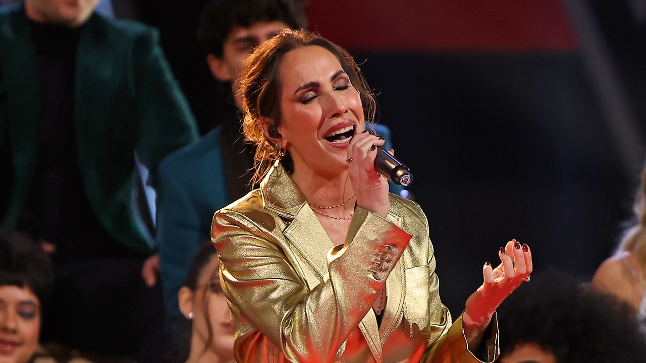 Malú canta con los dieciséis talents la cabecera de Sueños de libertad en una noche especial de La Voz