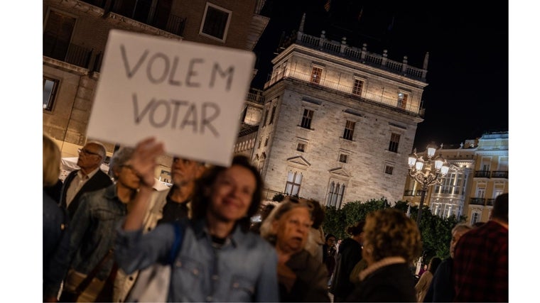 Pancarta con el eslogan «Queremos votar» sostenida por una de las participantes en la protesta
