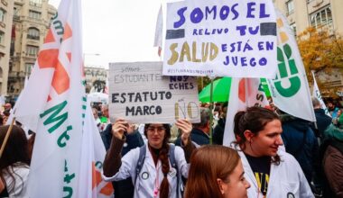 Médicos de toda España exigen bajo la lluvia la dimisión de Mónica García