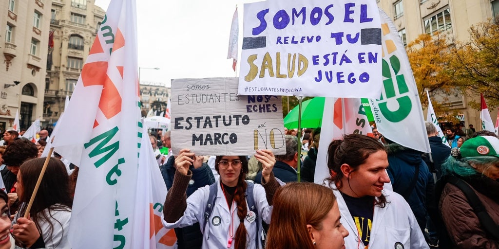 Médicos de toda España exigen bajo la lluvia la dimisión de Mónica García