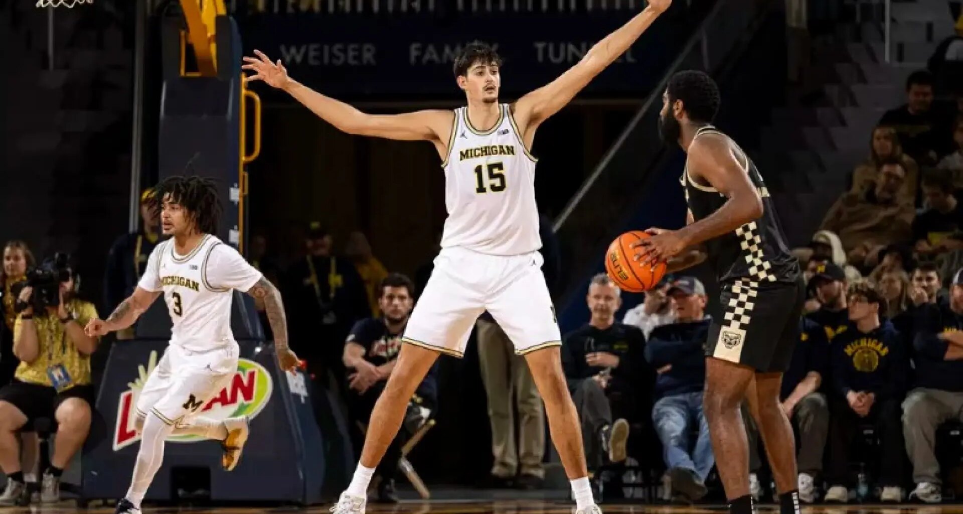 Dobles figuras para Aday Mara en un plácido debut con su nuevo equipo