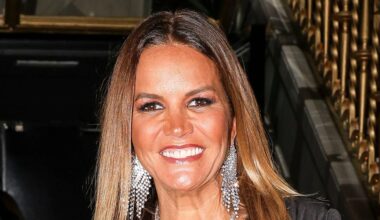 salón con chimenea y piscina