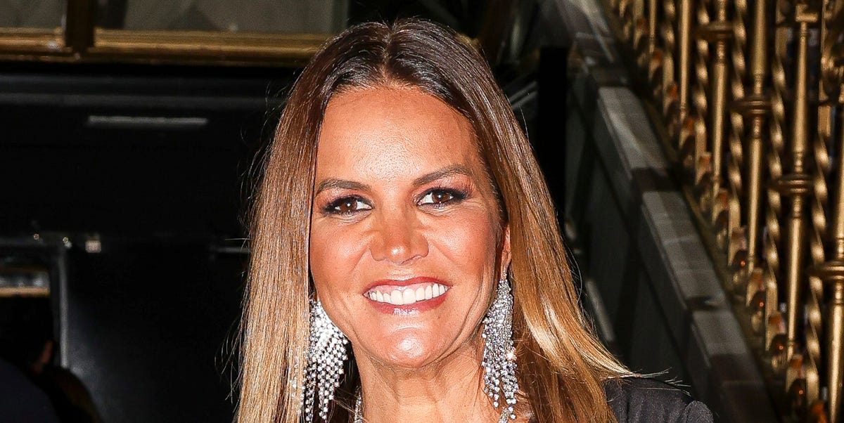 salón con chimenea y piscina