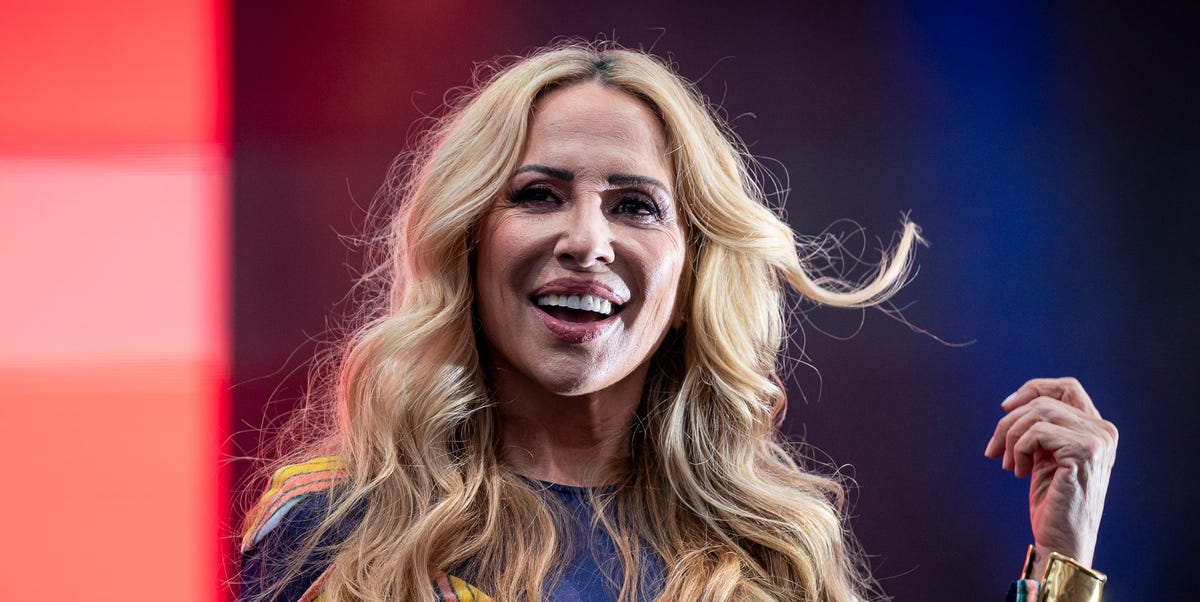 La manía de Marta Sánchez cuando viaja en avión: "Limpio hasta el espejo"