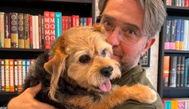 “Cuidando de mi perra y de mi madre, que está mayor, por eso dejé Madrid, y a la espera de la próxima novela. Tranquilo, feliz”