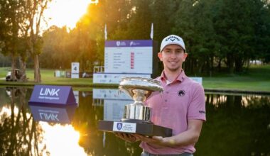 Tom McKibbin posa con el trofeo de campeón del Hong Kong Open.