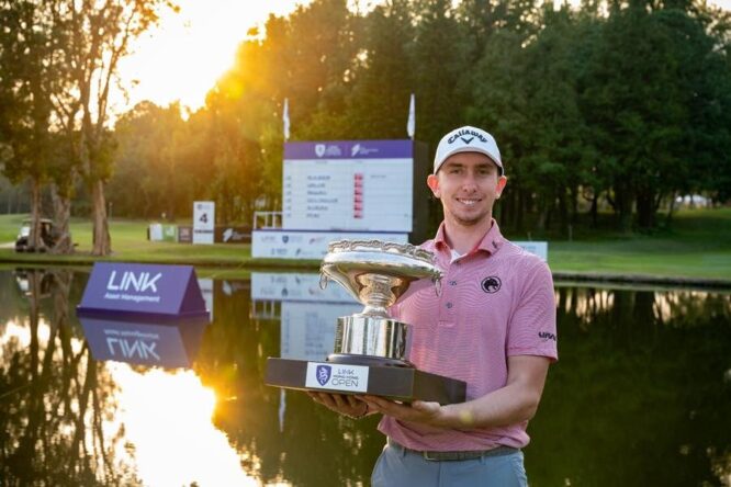 Tom McKibbin posa con el trofeo de campeón del Hong Kong Open.