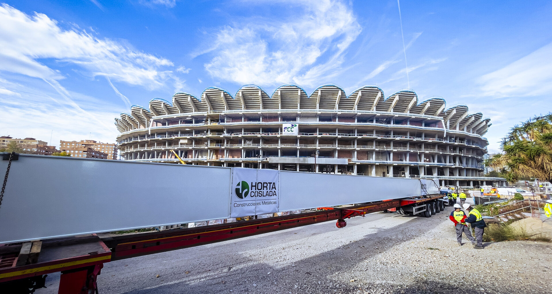 Comienza la llegada de los pilares sobre los que se asentará la gran cubierta del Nou Mestalla