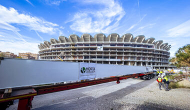 Comienza la llegada de los pilares sobre los que se asentará la gran cubierta del Nou Mestalla