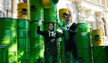 Pedro Sánchez y Luis Planas reciben un baño de pesticidas en una protesta para denunciar el acuerdo comercial entre la UE y los países del Mercosur