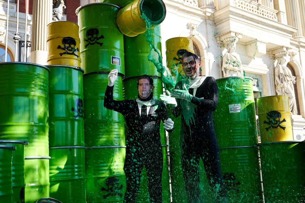 Pedro Sánchez y Luis Planas reciben un baño de pesticidas en una protesta para denunciar el acuerdo comercial entre la UE y los países del Mercosur