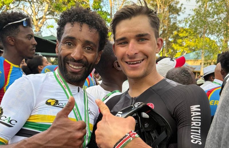 Merhawi Kudus y Alex Mayer, los dos ciclistas africanos del Burgos Burpellet BH.