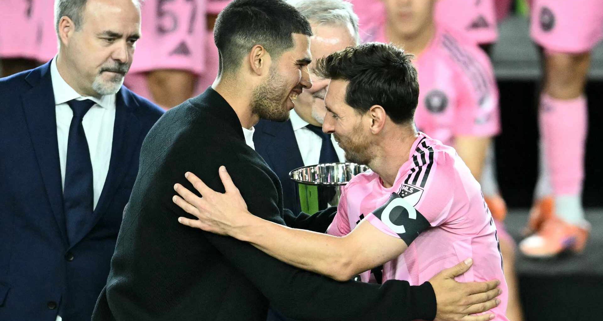 Carlos Alcaraz felicita a Lionel Messi luego de que el Inter se asegurara ser campeón de la Conferencia del Este en la MLS.
