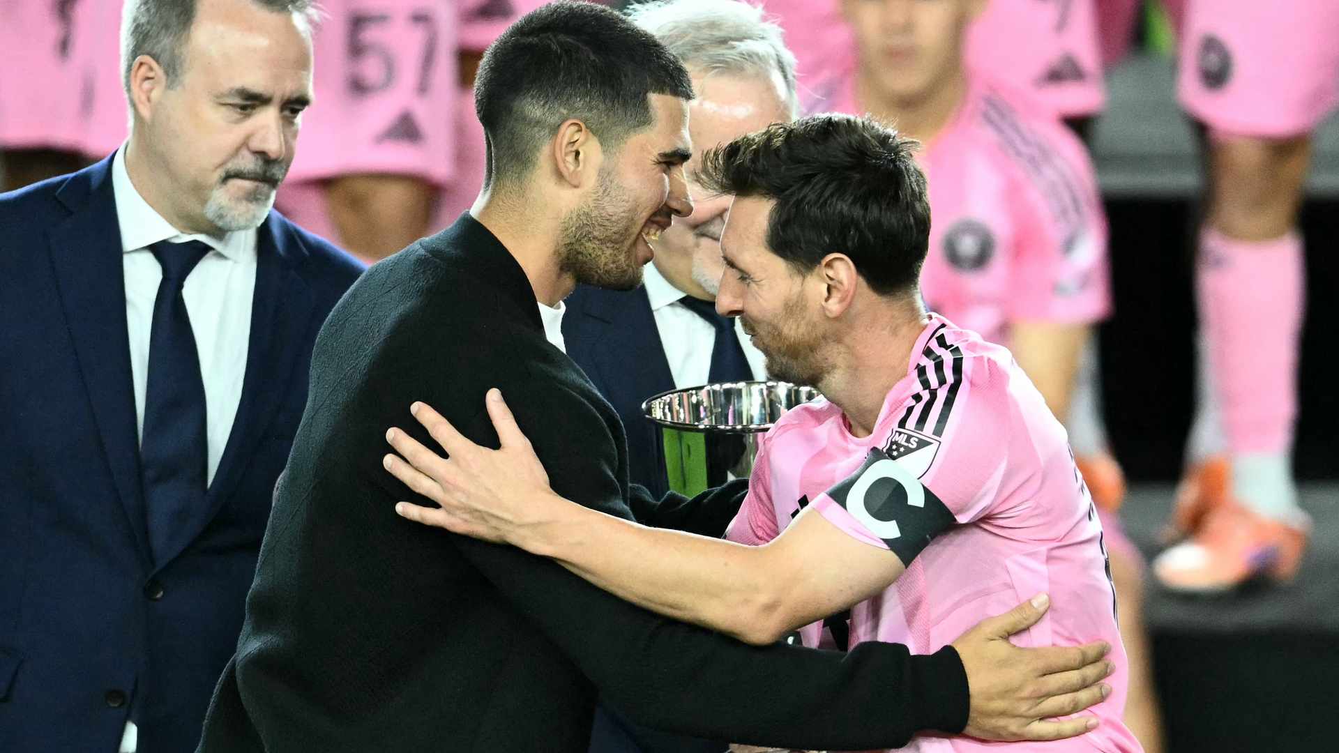 Carlos Alcaraz felicita a Lionel Messi luego de que el Inter se asegurara ser campeón de la Conferencia del Este en la MLS.